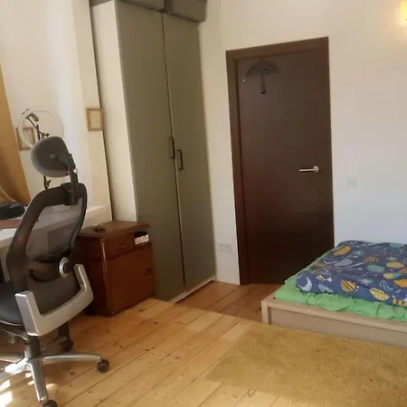 Charming Family Retreat In Διαμέρισμα